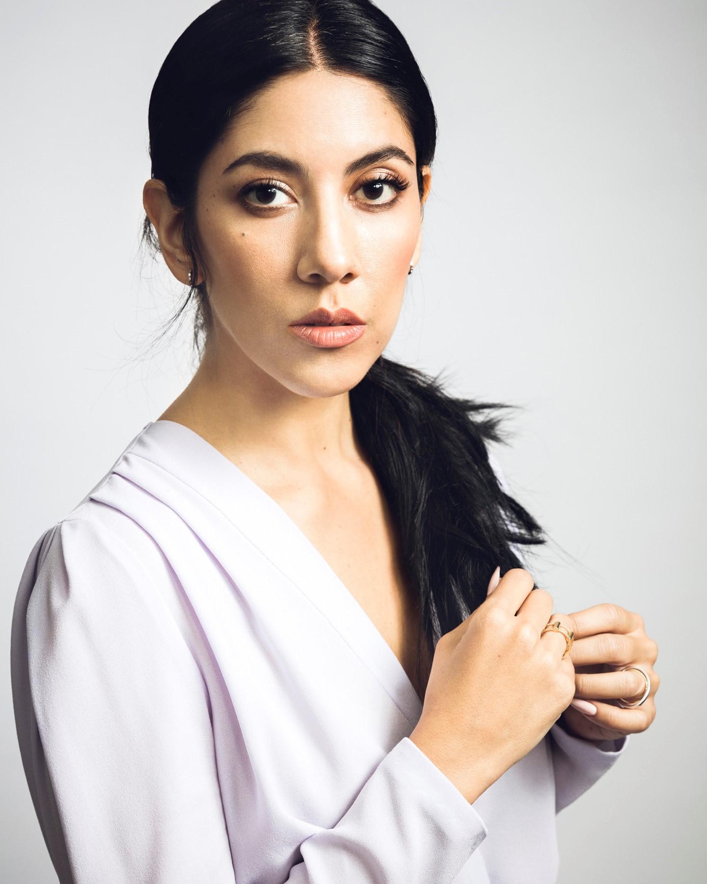 Stephanie Beatriz — Biografi Aktor, Film, Penghargaan & Fakta