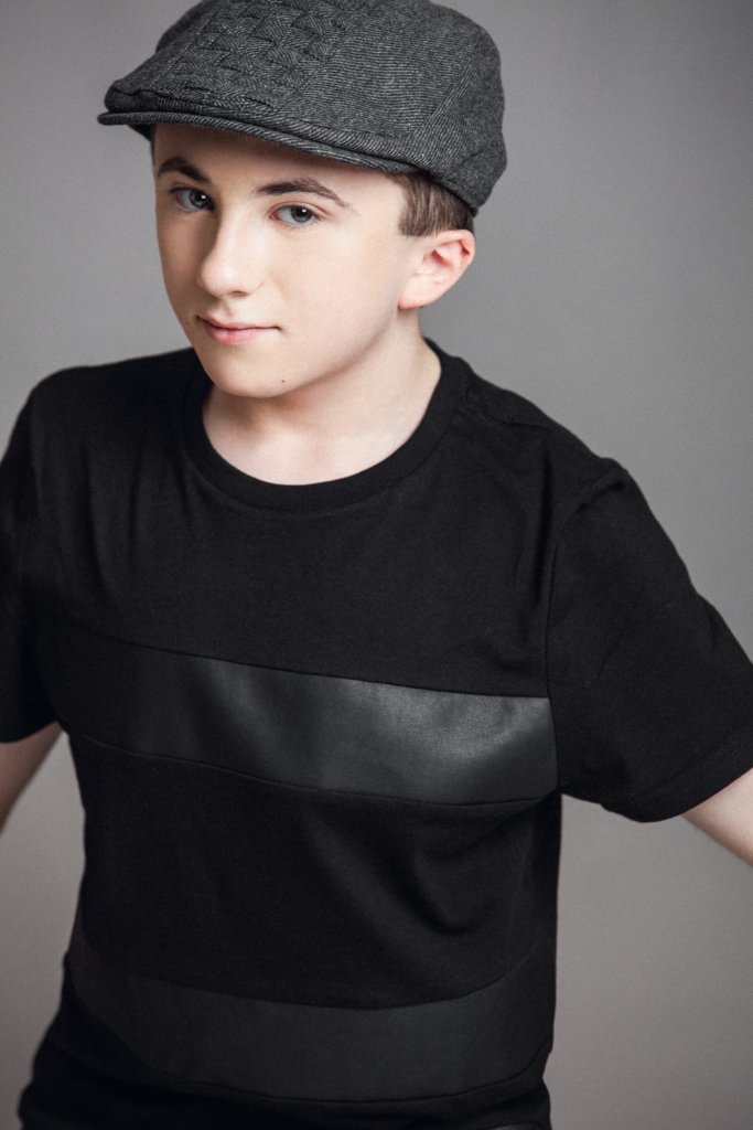 Atticus Shaffer — Biografi Aktor, Film, Penghargaan & Fakta