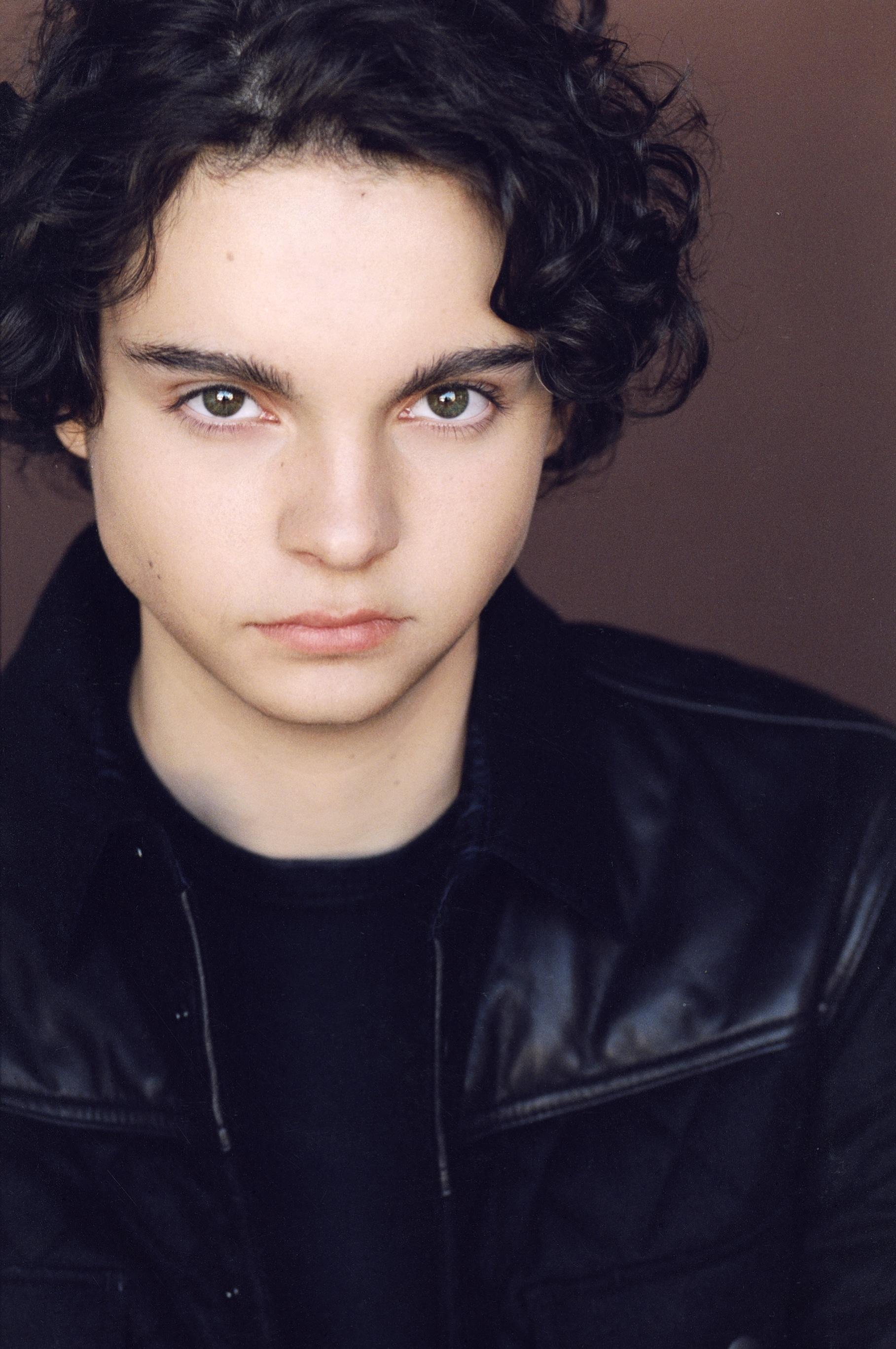 Max Burkholder — Biografi Aktor, Film, Penghargaan & Fakta