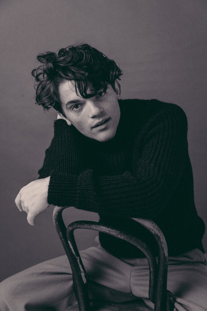 Edward Bluemel — Biografi Aktor, Film, Penghargaan & Fakta